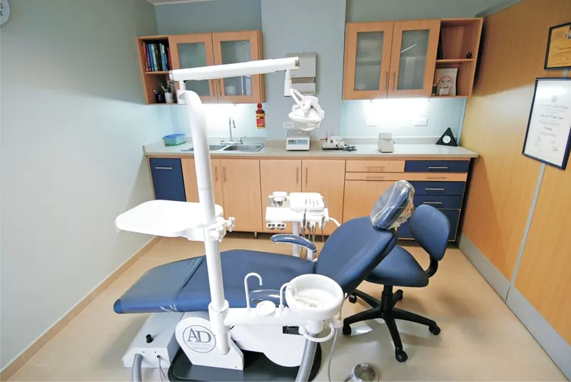 Gabinete dental con equipamiento moderno