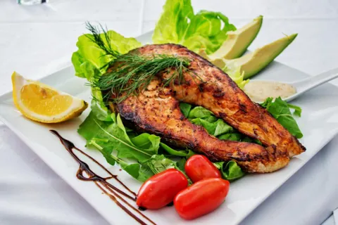 Pescado a la plancha con ensalada