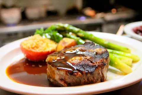 Carne a la brasa con espárragos