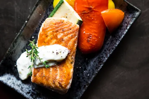 Salmón con verduras asadas
