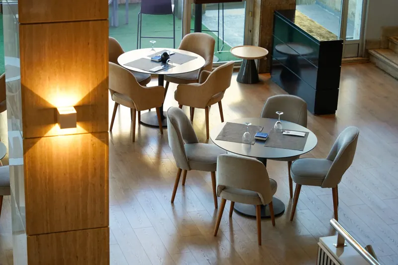 Comedor moderno con mesas redondas