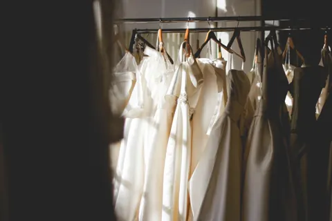 Vestidos claros colgados
